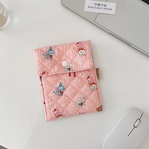 Details der rosa gesteppten Beuteltasche mit Bärendruck, Druckknopf und Markenetikett