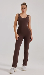 Details des dunkelbraunen Yoga-Jumpsuits mit U-Ausschnitt, ärmellos und ausgestelltem Bein