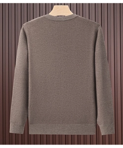 Detailansicht der Rückseite einer braunen Strickweste mit feiner Jacquard-Textur