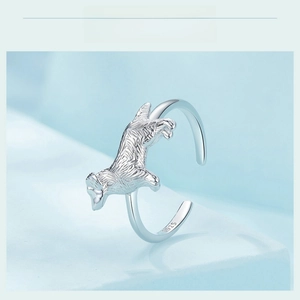 Detail of S925 sterling silver dog ring showing engraved fur texture and S925 hallmark