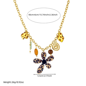 Collier avec pendentif fleur en acrylique à motif léopard et chaîne en acier doré