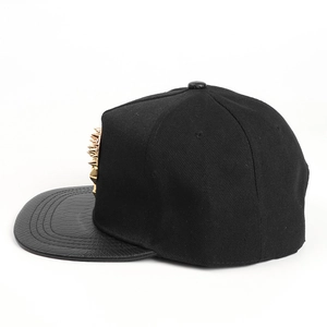 Casquette hip hop avec clous métalliques et visière en peau de serpent vue de profil