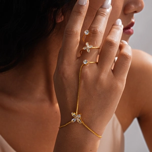 Dettaglio di un elegante bracciale ad anello con catena a fiori in zircone dorato