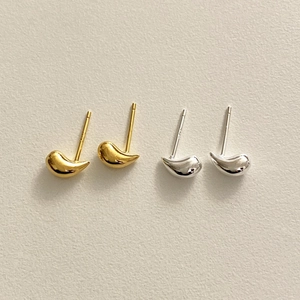 Detailansicht minimalistischer goldener und silberner Tropfenohrstecker mit S925 Stempel