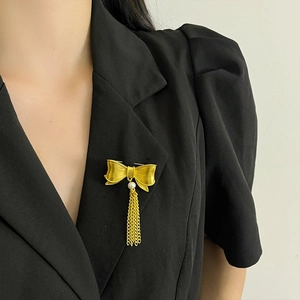 Vintage Alloy Bowknot Brooch Pin With Faux Artificial Pearl And Metal Tassel Chain For Women Suit Coat Accessories Gold Tone