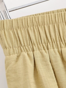 Gros plan sur la taille haute élastique kaki avec texture de maille détaillée