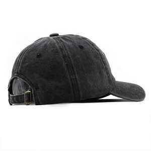 Détail de la casquette vintage en denim délavé avec boucle réglable en bronze