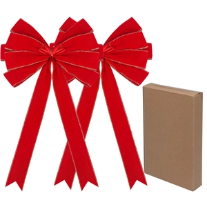 Drei rote Samt-Weihnachtsschleifen mit Goldrand und brauner Kraftbox auf weißem Grund
