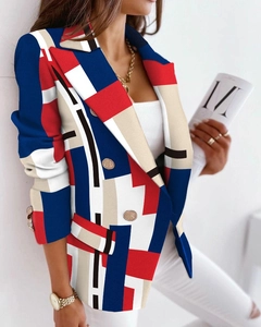 Dettaglio ravvicinato di un blazer sfiancato con motivo geometrico e rever classico