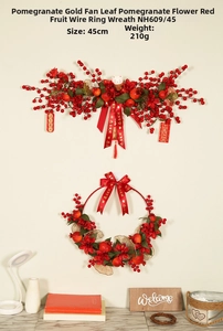 Gros plan d'une couronne festive de 45cm avec fleurs de grenade et feuilles de ginkgo dorées