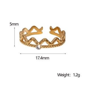 Détail de la bague couronne dorée avec une hauteur de 5mm et un strass brillant