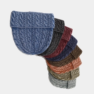 Détail macro de diverses couleurs avec maille torsadée sur des bonnets d'hiver doux