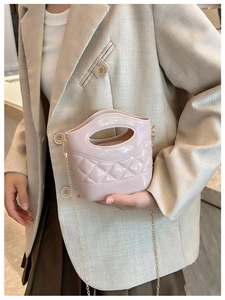Dettaglio mini borsa jelly rosa chiaro con motivo trapuntato in PVC e catena dorata