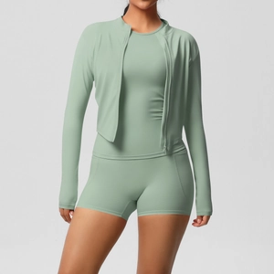Détail d'un ensemble de yoga vert menthe avec veste zippée et short de sport élastique
