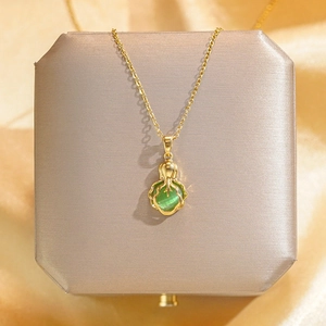 Collier élégant en acier titane doré avec pendentif chou et pierre verte sur soie