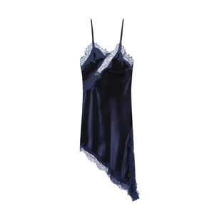 Robe élégante en velours bleu marine avec dentelle et ourlet asymétrique sur blanc