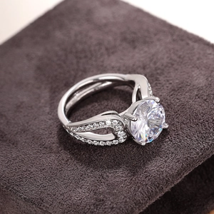 Macro de bague en argent avec motif cœur évidé et zircon rond serti à quatre griffes