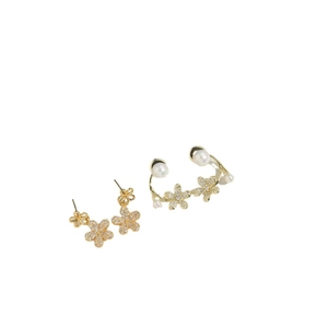 Luxuriöse Gold-Blumenohrringe mit funkelnden Strasssteinen und eleganten Perlen auf Weiß
