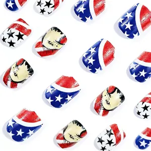 Unghie finte Independence Day con motivi bandiera USA stelle e strisce