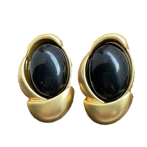 Boucles d'oreilles vintage dorées avec pierres précieuses noires ovales sur fond blanc