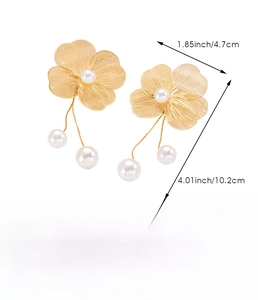 Detailed size and weight specifications for gold hollow flower pearl drop earrings