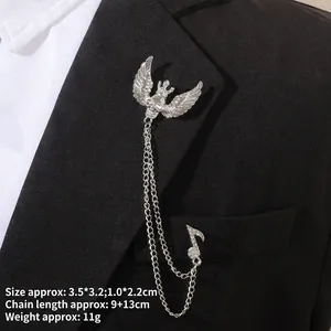Détail d'une broche crâne vintage argentée avec chaînettes sur le revers d'un blazer