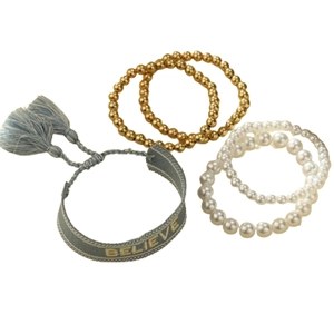 Set de pulseras bohemias de playa con cuentas doradas, perlas y borlas de flecos grises