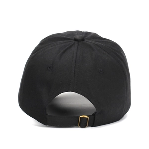 Vue arrière de la casquette de baseball noire avec boucle de réglage en métal doré