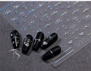 Gros plan de stickers à ongles laser argentés avec motifs d'étoiles holographiques
