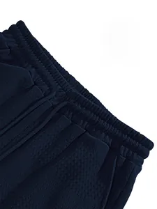 Dettaglio della trama a nido d'ape blu scuro su pantaloncini da uomo con coulisse