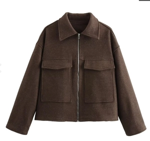 Détail de la veste en laine marron foncé avec grandes poches à rabat et fermeture éclair