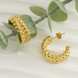 Fashionable C-shaped gold twisted hoop earrings made of high-quality stainless steel