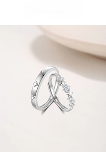 Close-up of S925 silver rings set with star motifs and sparkling zircon gemstones