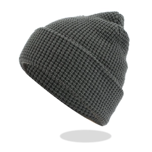 Detailansicht des dunkelgrauen Waffelstrickmusters und der dicken Wintermütze