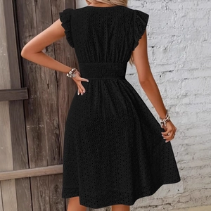 Robe noire élégante en broderie anglaise avec manches volantées et taille élastiquée rétro