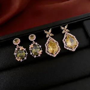 Boucles d'oreilles fleurs et papillons plaquées or avec pierres vertes et jaunes