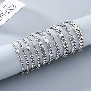 Comparaison de différentes largeurs de bracelets gourmettes en acier argenté