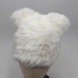 Détail d'un bonnet d'hiver en peluche blanche avec des oreilles d'animaux mignonnes