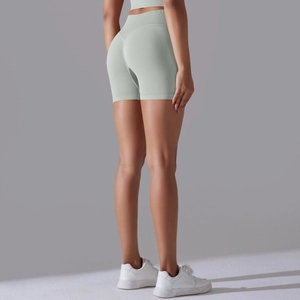 Détail du short de yoga sans couture taille haute avec effet liftant fessier vert