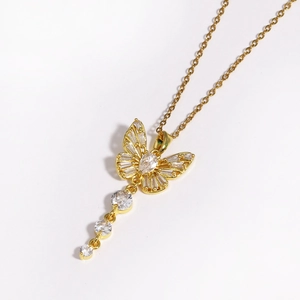 Collier pendentif papillon doré élégant avec pompons en cristal et incrustation zircon