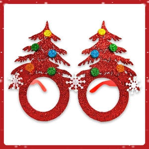Détail de lunettes de Noël en feutrine rouge pailletée avec boules colorées et flocons blancs