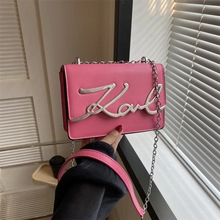 Vista dettagliata della borsa tote rosa con firma Karl argento e tracolla a catena
