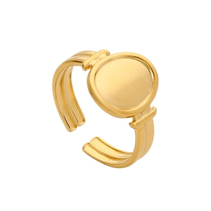 Vue détaillée d'une bague ajustable dorée avec texture double ligne et surface lisse