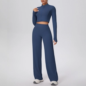 Vue détaillée de l'ensemble de yoga bleu marine avec veste zippée et pantalon large