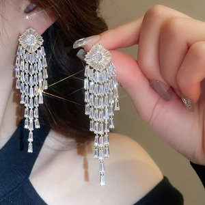 Élégantes boucles d'oreilles carrées en cristal argenté avec strass brillants