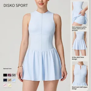 Robe de tennis bleu clair avec col demi-zippé et short intégré pour le sport féminin