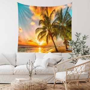 Détail d'une tapisserie murale avec coucher de soleil tropical suspendue au-dessus d'un canapé
