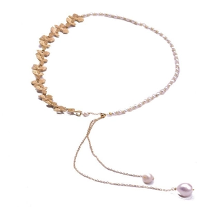 Collana lunga con perle naturali e pendente a foglia placcata in oro 18 carati