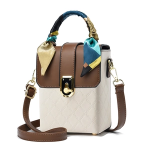 Sac à main carré matelassé marron et beige avec foulard en soie et boucle dorée