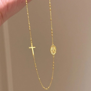 Collier chaîne à billes dorée avec pendentifs croix et médaille Vierge Marie